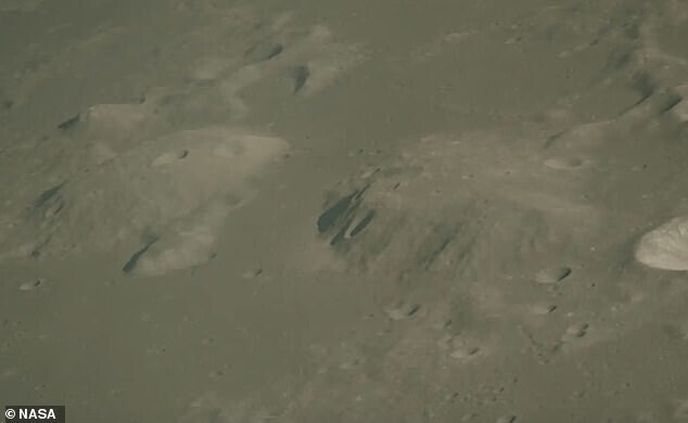 Купола Груйтуйзен, вид сбоку. Снимок сделан во время миссии "Аполлон-15"