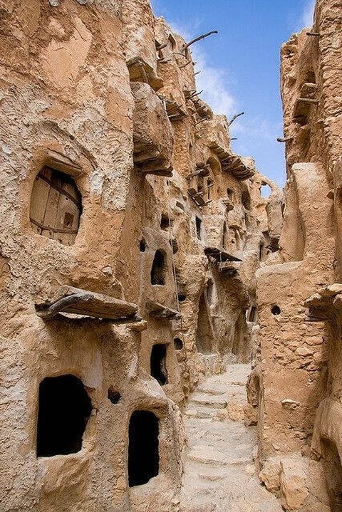 1. Ксар Налут — укрепленное зернохранилище 11 века, расположенное в округе Налут, Ливия