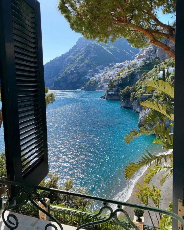Вид из окна в Позитано на деревню на склоне холма на побережье Амальфи, Кампания, Италия