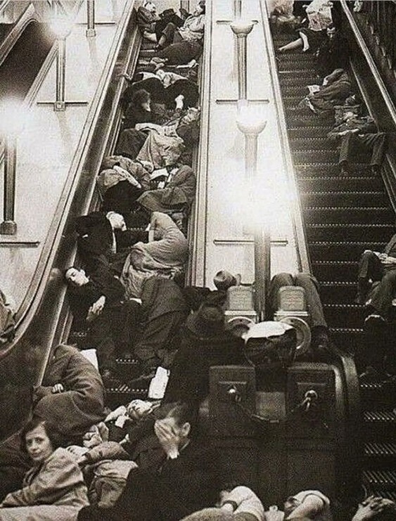 Горожане используют лондонское метро в качестве бомбоубежища во время немецких бомбардировок. 1940 год