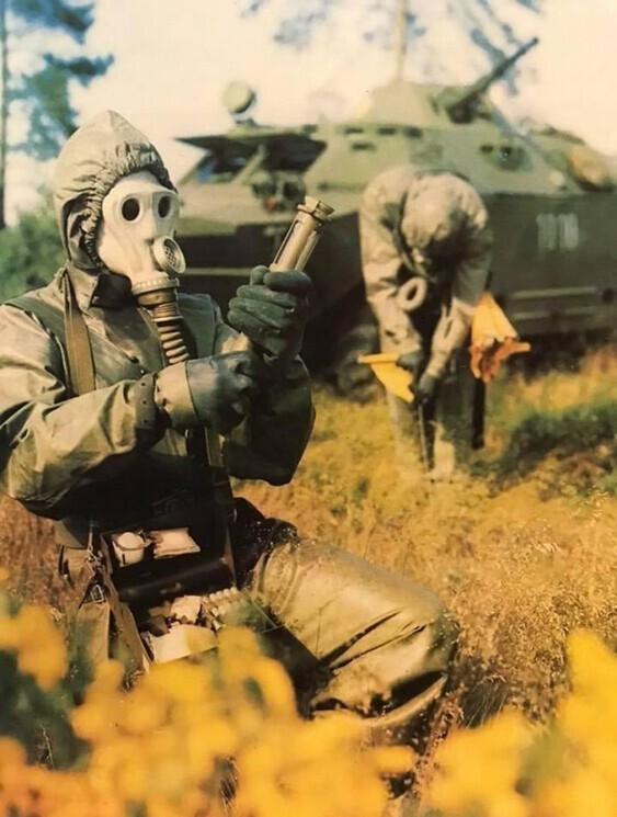 Солдаты Национальной народной армии (National Volksarmee) ГД с БТР БРДМ2 - во время учений по химическому оружию, c. 1980-е годы.