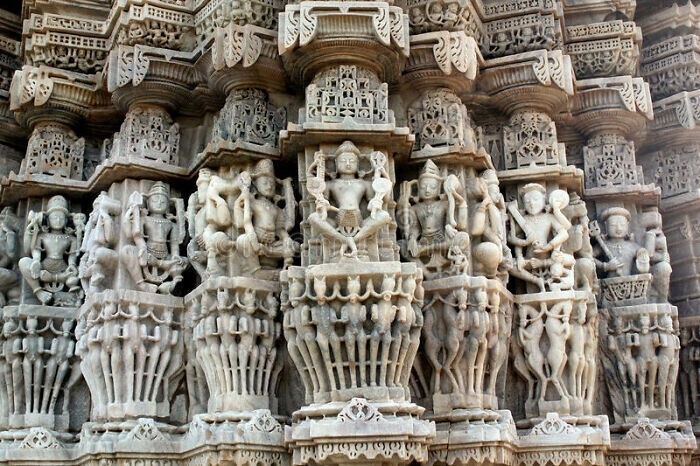 Скульптуры на индийском храме