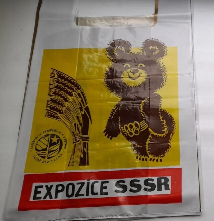 В СССР полиэтиленовые пакеты не только стирали и сушили, их еще носили вместо сумок и дарили в подарок