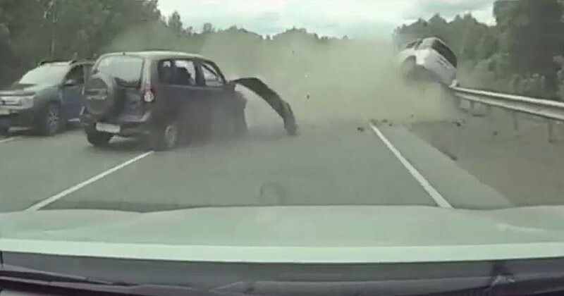 Авария дня. Пожилой водитель устроил серьёзное ДТП на трассе в Томской области