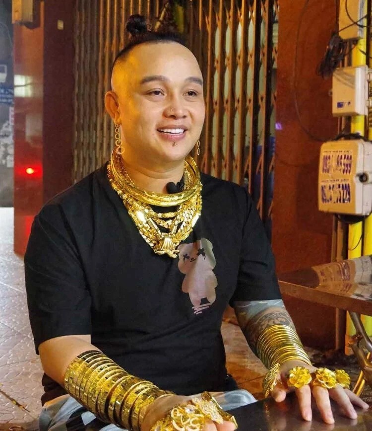Вьетнамский продавец фастфуда ослепляет покупателей золотым убранством