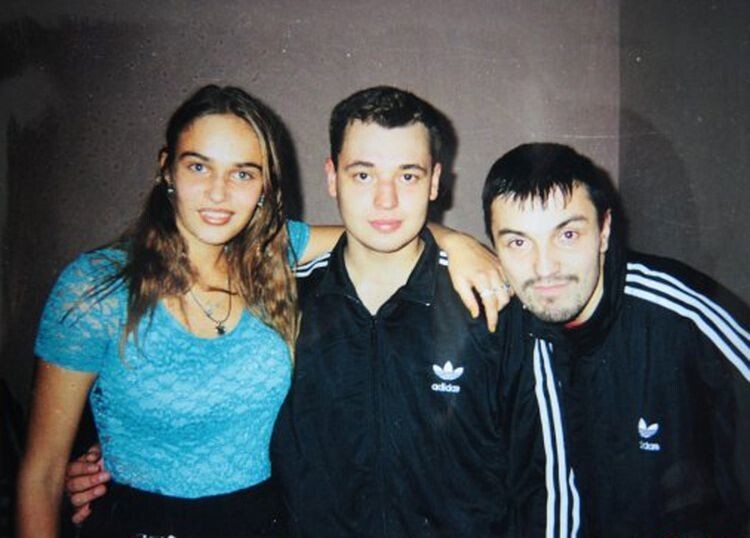 Участники группы «Руки Вверх!» Сергей Жуков и  Алексей Потехин фотографируются с тогда ещё никому не известной Алёной Водонаевой, 1998 год