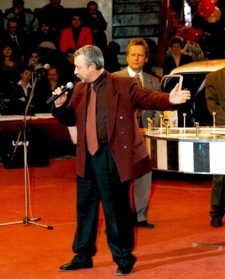 Леонид Якубович ведёт выездной «Поле чудес» в Самарском цирке, 1990-е годы