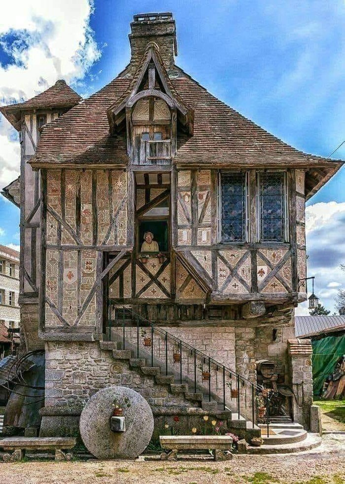 7. Этот средневековый дом, расположенный во французской деревне Аржантан, был построен в 1509 году.