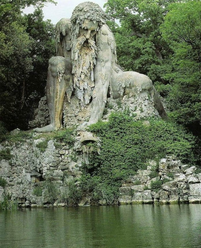 6. «Аллегория Апеннин» — гигантская статуя Джамболоньи, шедевр скульптуры шестнадцатого века, расположенный в нескольких километрах от Флоренции на вилле Пратолино.