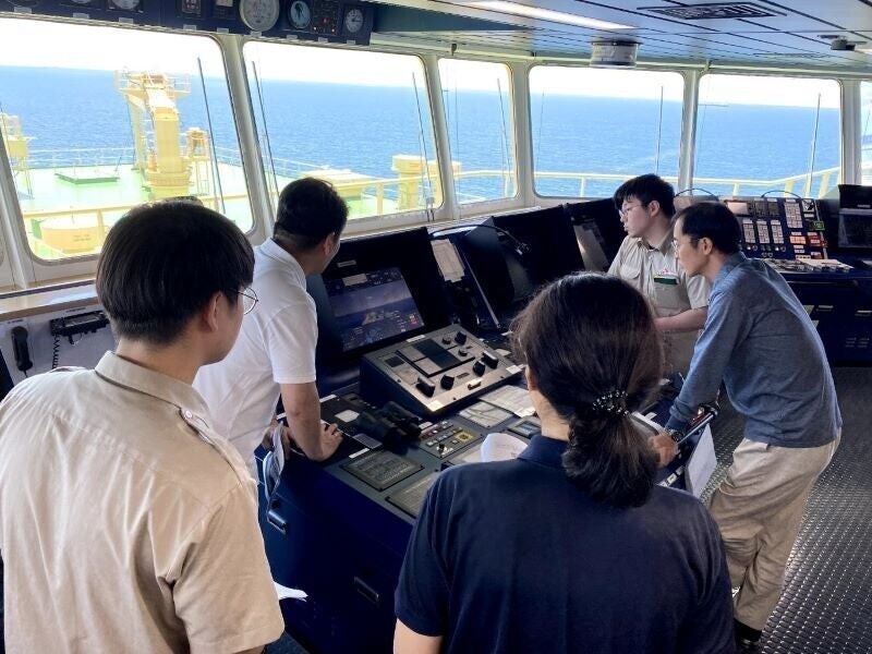 Капитан и экипаж Prism Courage следят за автономной навигационной системой