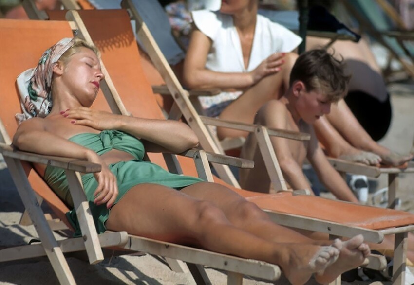 Отдыхающие на пляже в Каннах в удивительных цветных снимках 1948 года
