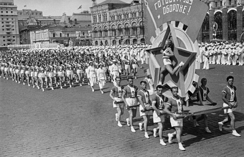 Советский парад 30-х годов.