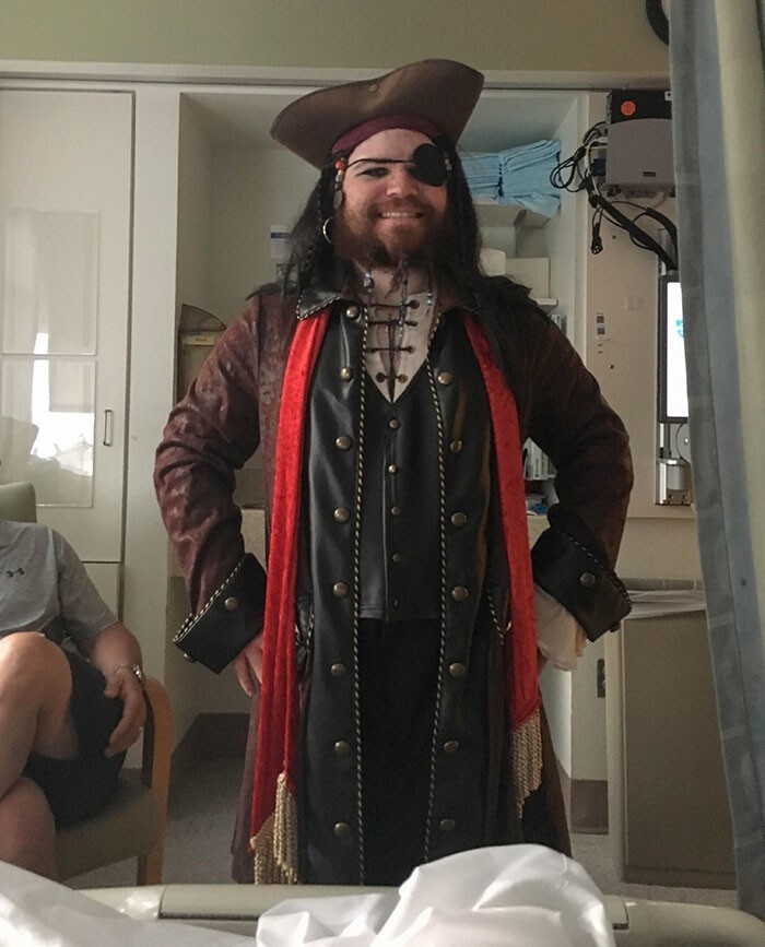 2. "Мне ампутировали ногу, и мой брат пришел в больницу в костюме пирата"