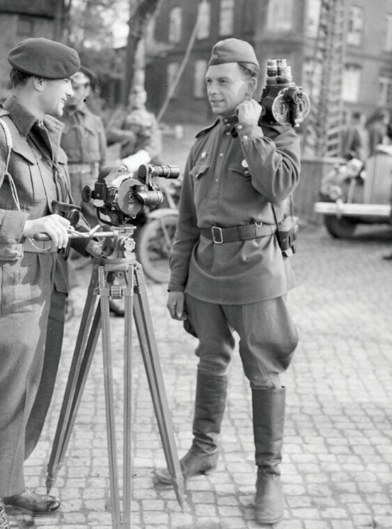 Встреча русского и канадского кинооператоров в немецком городе Висмар, май 1945 года