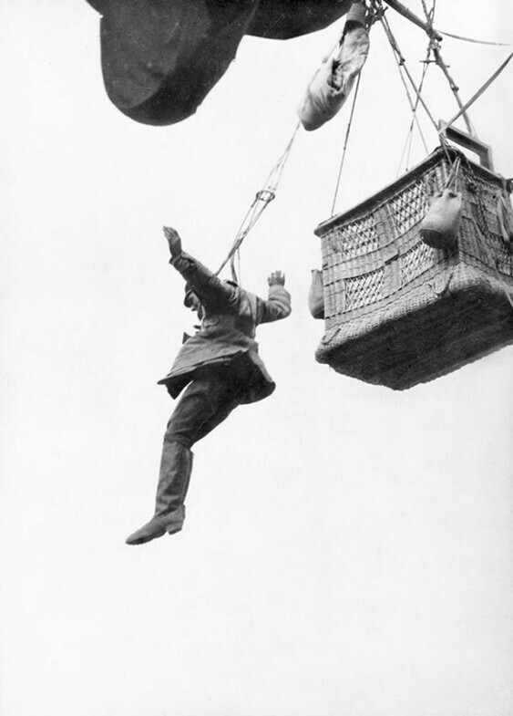 Немецкий наблюдатель прыгает с парашютом с воздушного шара, 1918 год
