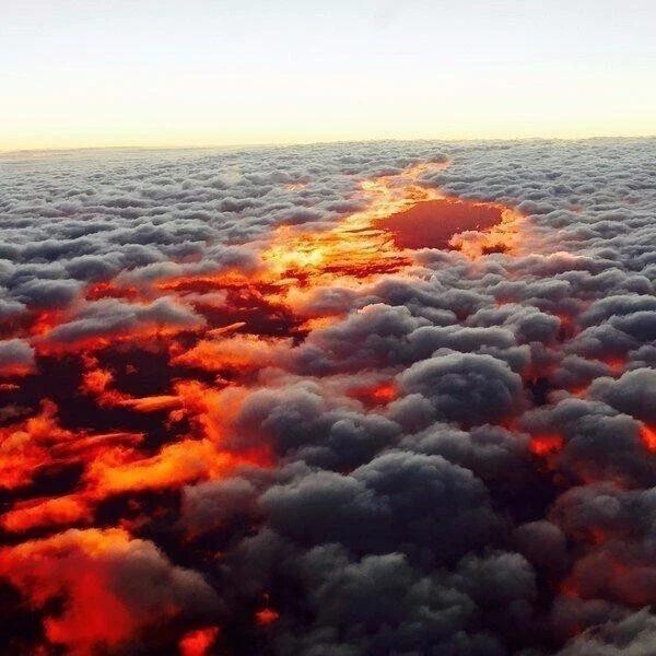 Закат под облаками, словно пожар в небесах