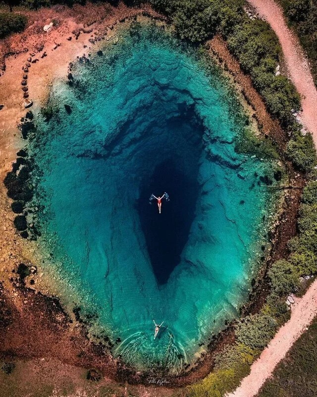 «Око Земли», исток реки Цетины в природном парке горы Динара, Хорватия