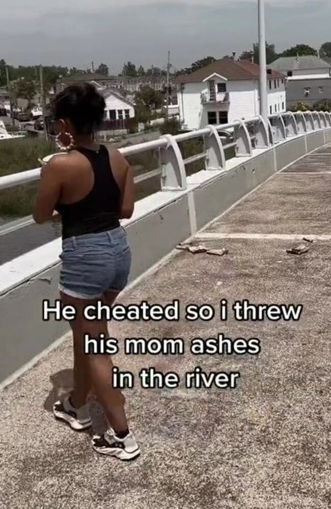 Обманутая дама отомстила изменнику, выбросив в реку прах его мамы