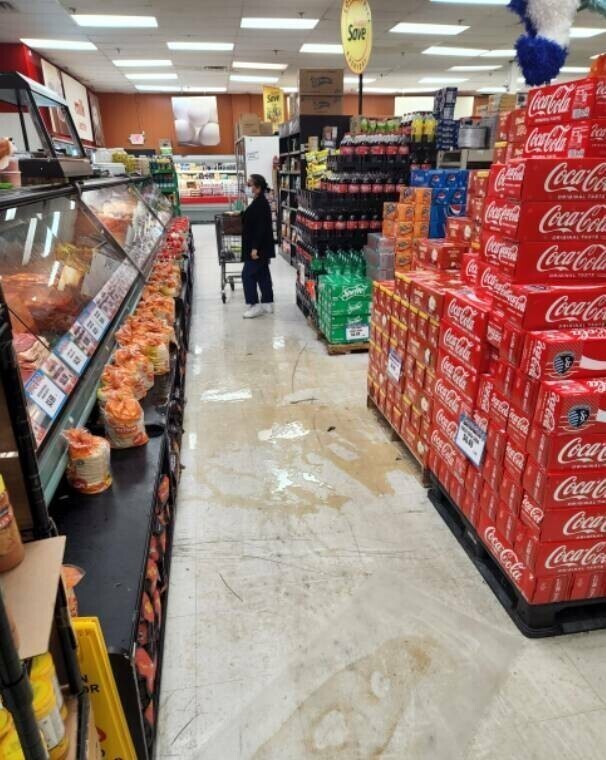 "В супермаркете на меня неожиданно свалилась плитка и вылилась вода. Я стояла вся мокрая, а персонал даже ничего не сделал"