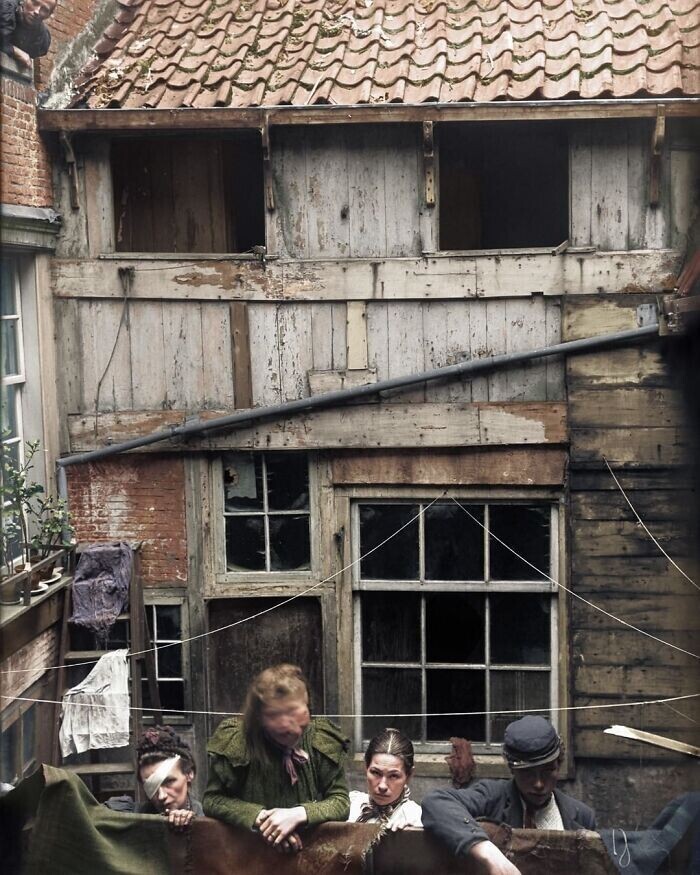 14. Четыре женщины сфотографированы возле дома в трущобах Амстердама, Нидерланды, 1899 год. Фотография была сделана службой здравоохранения в рамках подготовки к объявлению здания непригодным для жилья