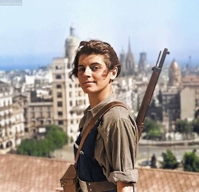 16. Знаменитая фотография времен Гражданской войны в Испании, сделанная Хуаном Гусманом. 17-летняя Марина Хинеста с испанской винтовкой Маузер M1916 во время военного восстания 1936 года в Барселоне