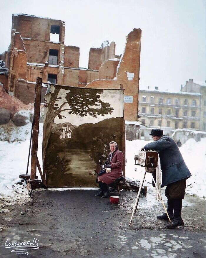 26. Фотограф Майкл Нэш использует живописный фон, чтобы скрыть здания, повреждённые во время Второй мировой войны, фотографируя женщину в Варшаве, Польша, ноябрь 1946 года