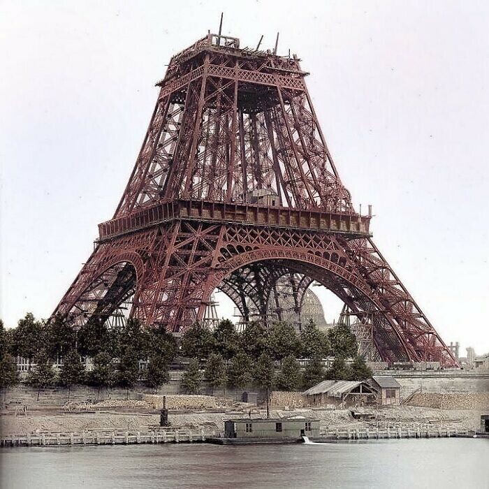 24. Строительство Эйфелевой башни в Париже в 1888 году, за год до Всемирной выставки 1889 года, главным символом которой она была. Строительство было завершено 15 марта 1889 года