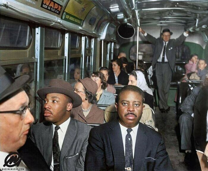 29. Мартин Лютер Кинг-младший и Ральф Абернати едут в первом автобусе без расовой сегрегации. Монтгомери, штат Алабама, декабрь 1956 года