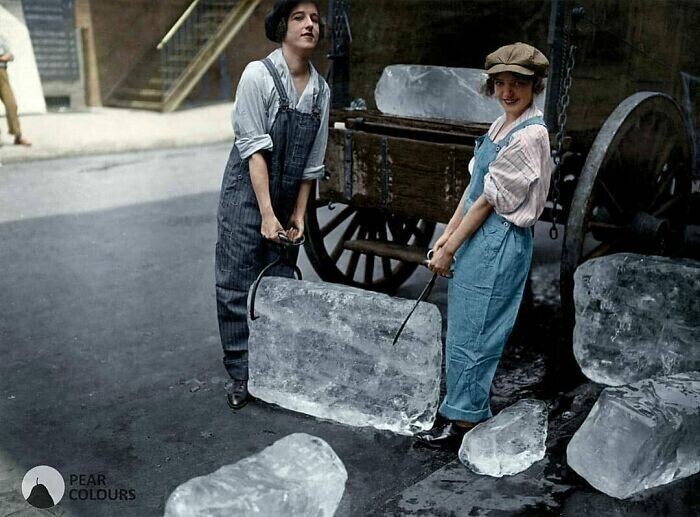 19. Женщины доставляют лёд из грузовика на ледовом маршруте 16 сентября 1918 года. Раньше эту работу выполняли только мужчины, но из-за войны пришлось нанять женщин