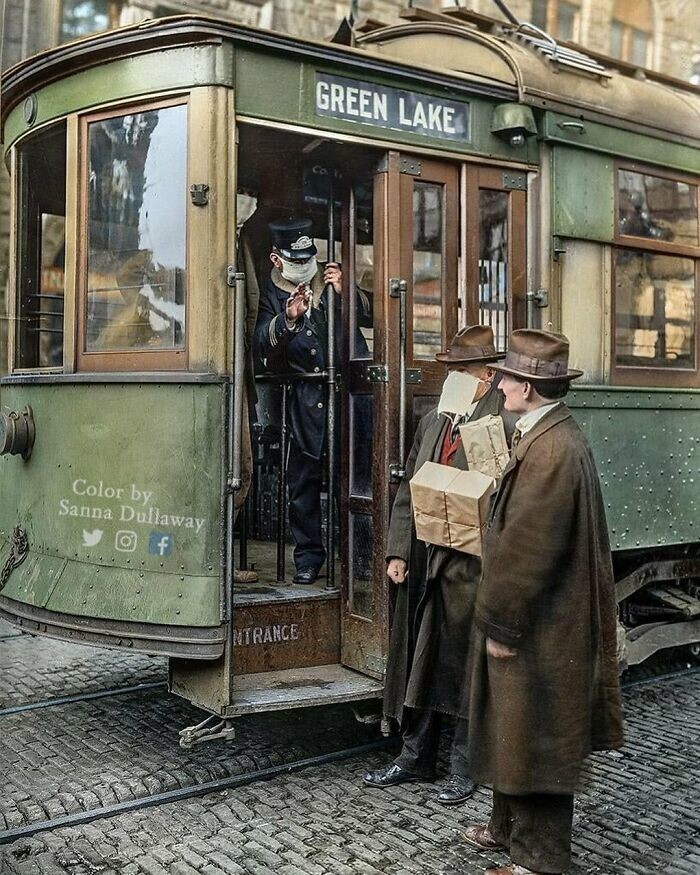 1. Кондуктор трамвая не пускает пассажиров без маски во время пандемии испанского гриппа. Сиэтл, штат Вашингтон, США, 1918 год