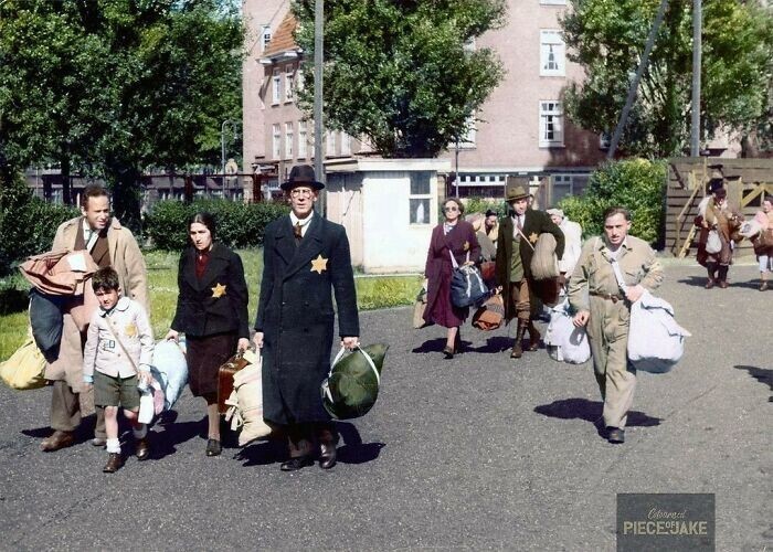 19. Еврейские семьи в Амстердаме, вынужденные покинуть свои дома в мае/июне 1943 года для депортации в концентрационные лагеря