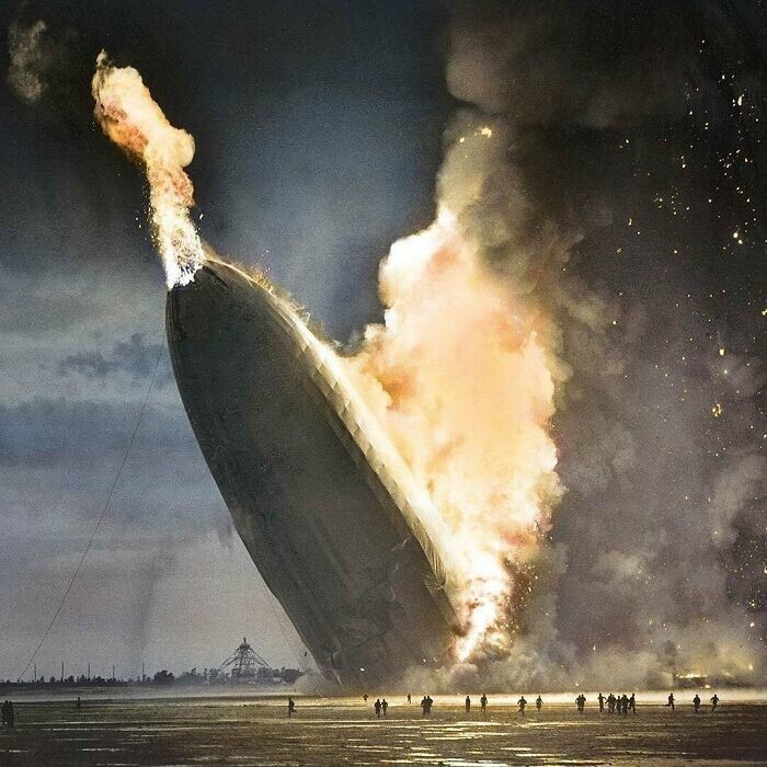 28. Катастрофа дирижабля «Гинденбург», 6 мая 1937 года. Дирижабль загорелся при попытке совершить посадку на авиабазе Лейкхерст и сгорел дотла