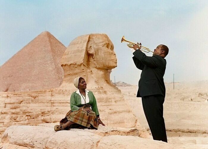 4. Луи Армстронг играет на трубе для своей жены Люсиль перед Большим сфинксом Гизы, Египет, 1961 год