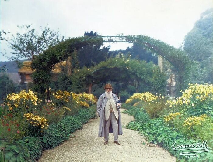 18. Художник Клод Моне в своем саду в Живерни, Франция, 1899 год