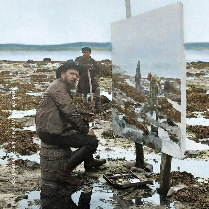 32. Норвежский художник Вильгельм Отто Петерс работает над картиной «В поисках червей» в Нессеби, Финнмарк, 1884 год