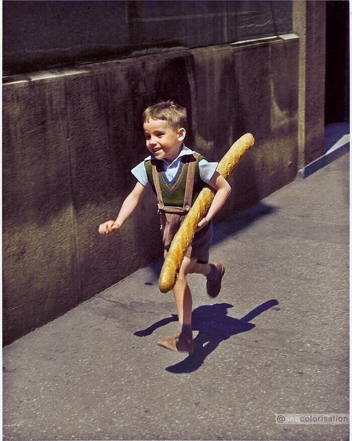 30. Французский мальчик бежит по улице с багетом. Снимок французского фотографа Вилли Рониса, 1952 год