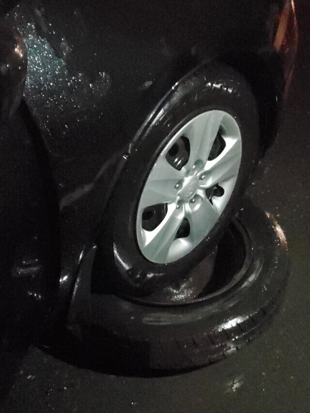 Мой друг наехал на шину и застрял колесом