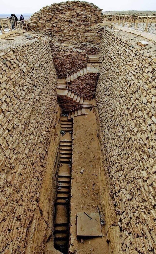 Лестница, ведущая к южной гробнице короля Джосера в Саккаре, Египет. Возраст этой лестницы составляет 4800 лет