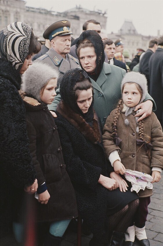 Валентина Гагарина с дочерьми. Прощание с Юрием Гагариным на Красной площади, 30 марта 1968 года