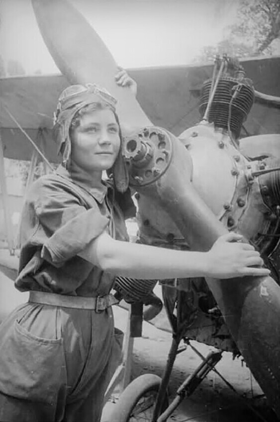 Женщина-пилот, СССР, 1930-е.