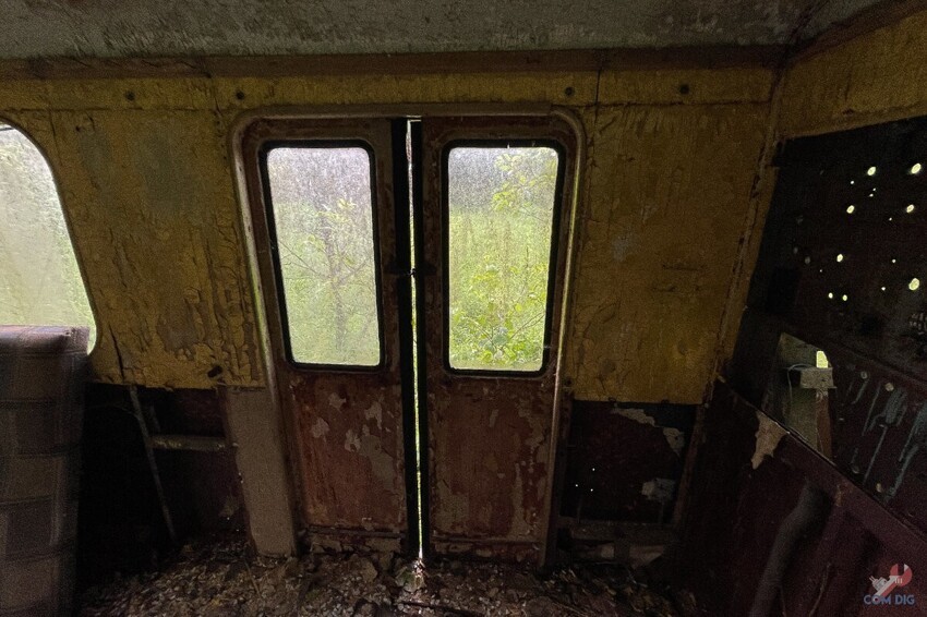 На дачном участке в Беларуси стоит заброшенный вагон Московского метро
