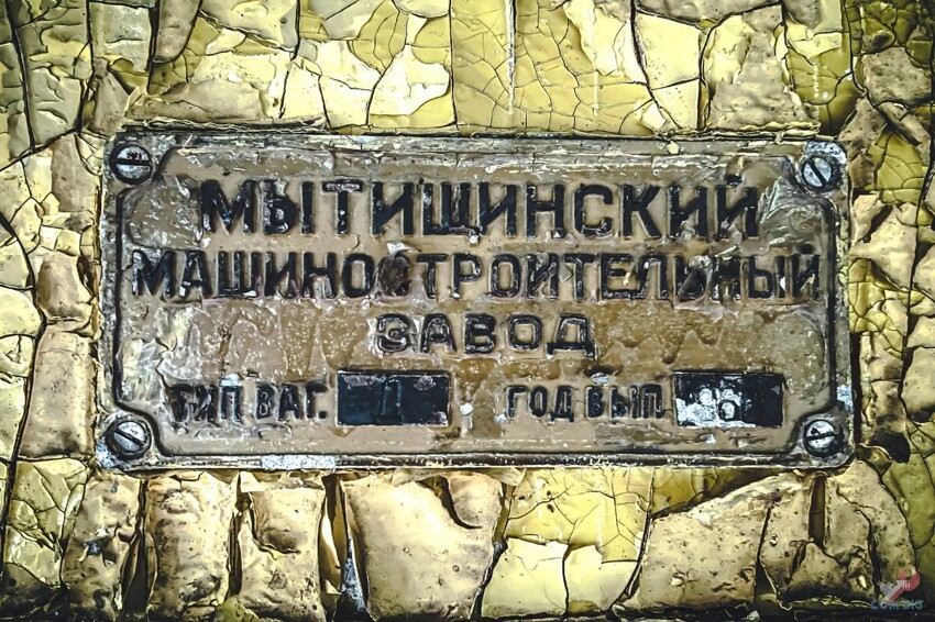 На дачном участке в Беларуси стоит заброшенный вагон Московского метро