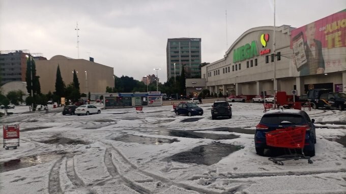 В Мехико мощным градом уронило крышу супермаркета