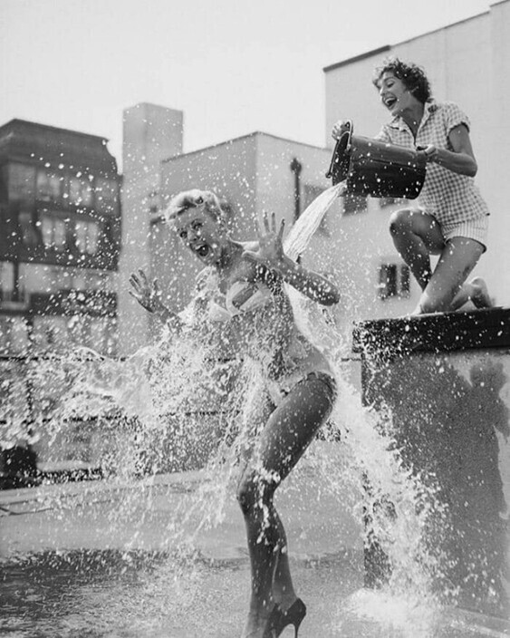 Бодрящий душ Фото: Джон Фрэнкс, 1959 год