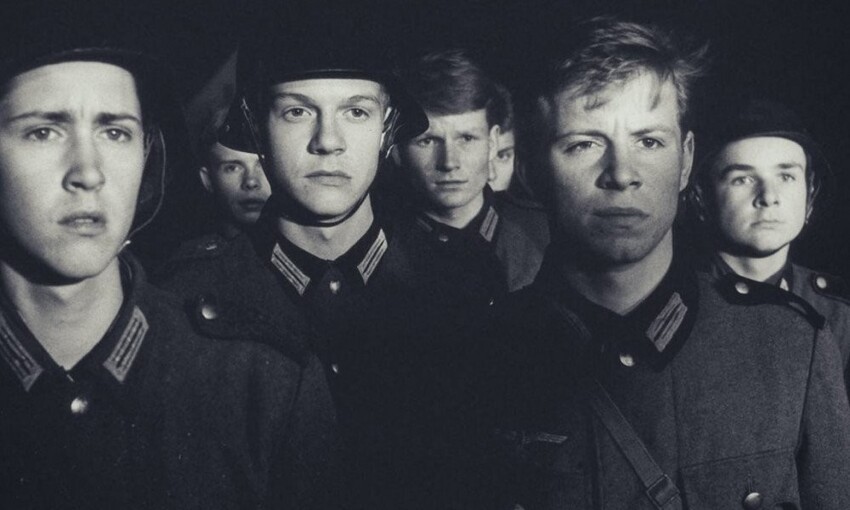 История фото с юным рыдающим нацистом
