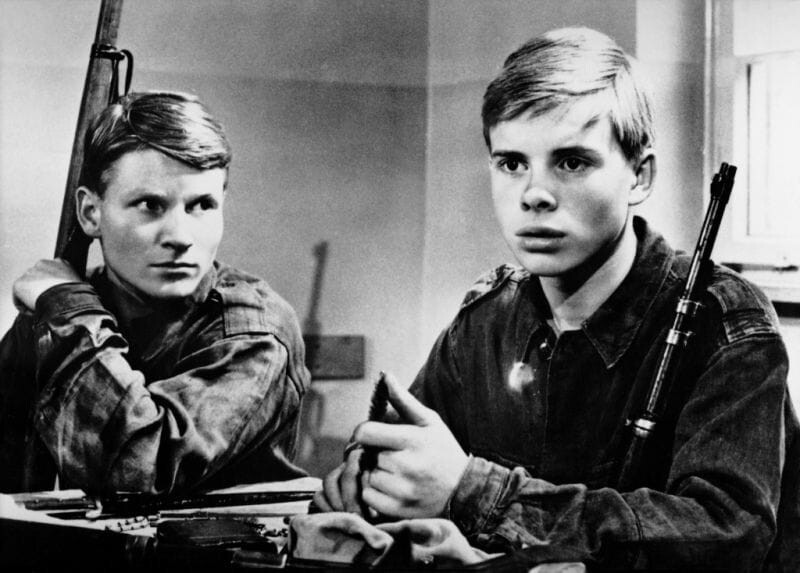 История фото с юным рыдающим нацистом