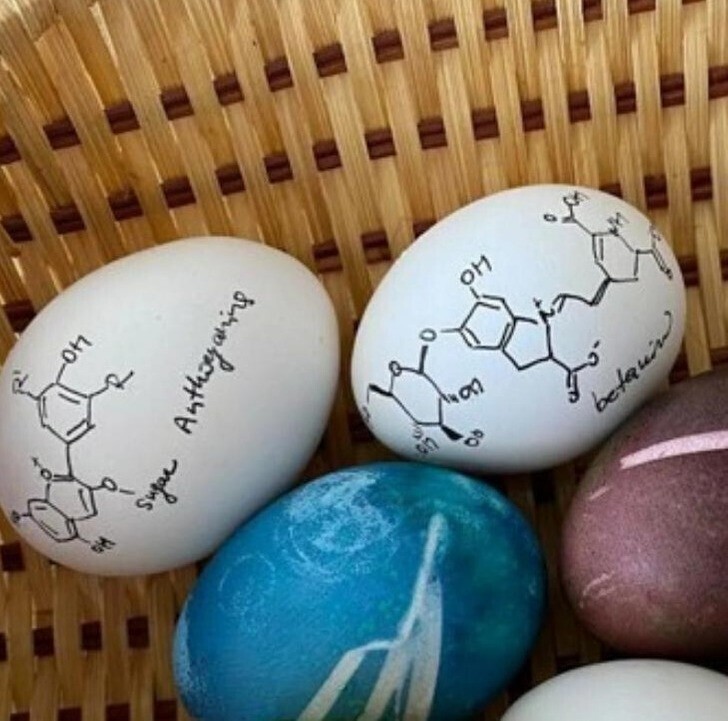 10. Вот так красят яйца на Пасху любители химии