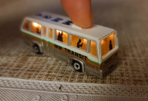 4. "Мой игрушечный автобус Micro Machines с оригинальной батареей 1990 года все еще светится"