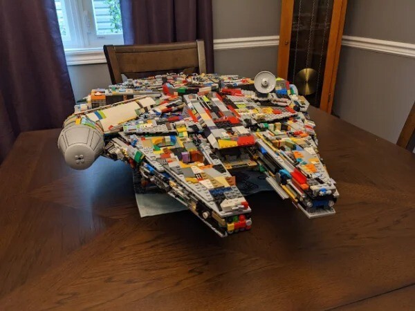 11. "Я построил набор Lego Millennium Falcon стоимостью ~800 долларов из деталек, которые у меня уже были"
