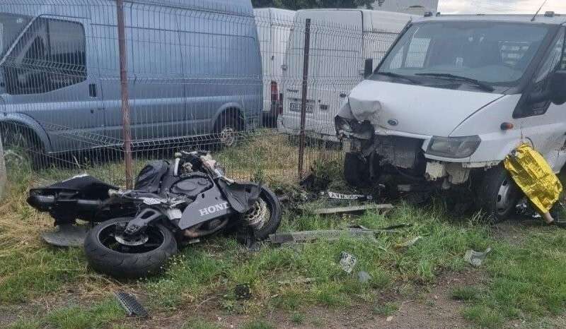Пожилой мотоциклист погиб врезавшись в припаркованный грузовик